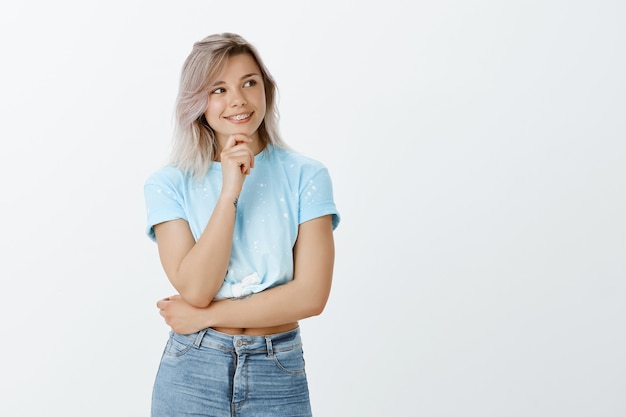 gut aussehendes sportliches blondes Mädchen, das im Studio aufwirft