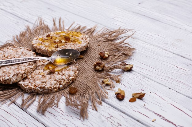 Gute Ernährung. Reisplätzchen mit Honig und Nüssen