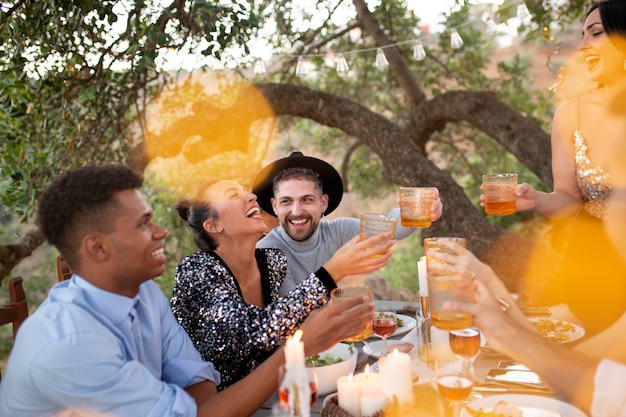 Kostenloses Foto gute freunde feiern das kommende neue jahr