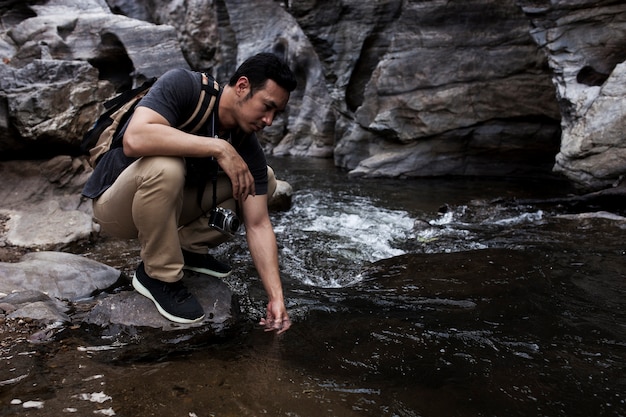 Kostenloses Foto guy berührt wasser