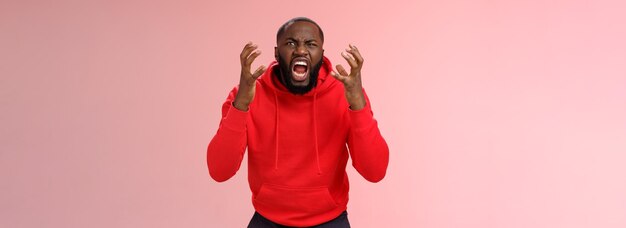 Guy hasst U-Bahn gereizt hungrig verrückt bärtigen Afroamerikaner Mann schreit Fäuste quetschen Stirnrunzeln grimmig