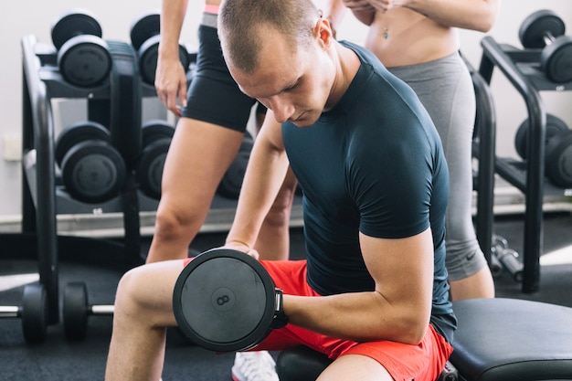 Guy heben Hantel im Fitness-Studio