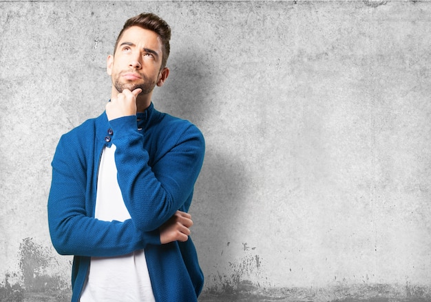 Guy in einer blauen Jacke Denken