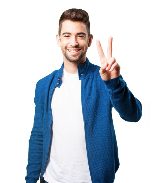 Guy in einer blauen Jacke mit Sieg Finger