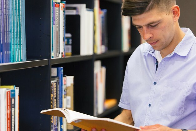 Guy Lesebuch von Bücherregal