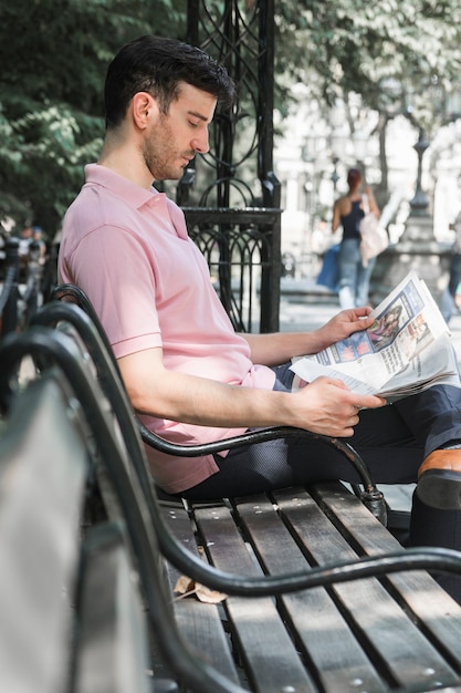 Guy liest Zeitung auf der Straße