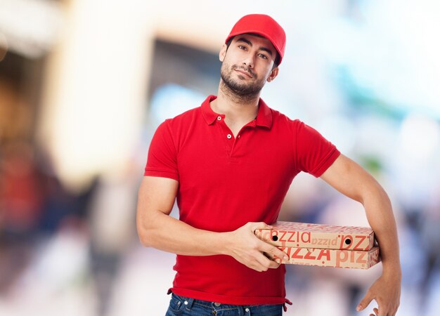 Guy mit roter Kappe und zwei Pizzen