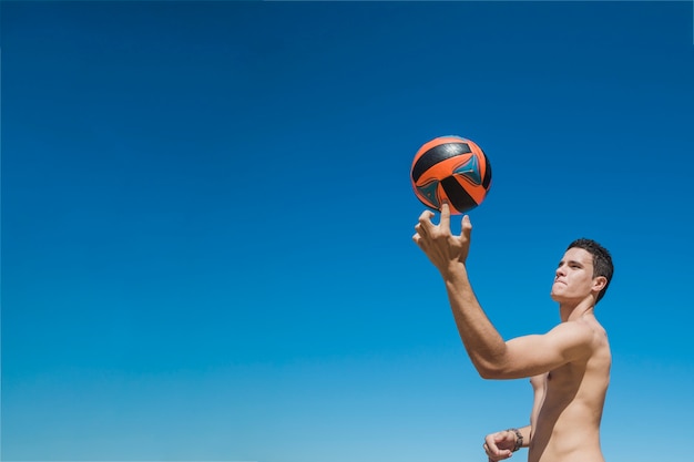 Kostenloses Foto guy mit volleyball am finger