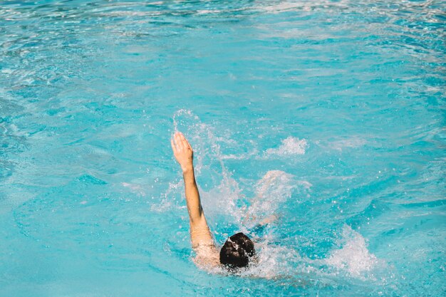 Guy Schwimmen Backstroke in Wasser