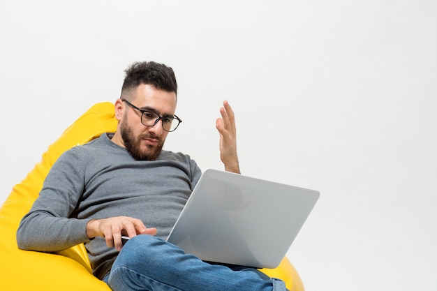 Guy unzufrieden mit etwas während der Arbeit