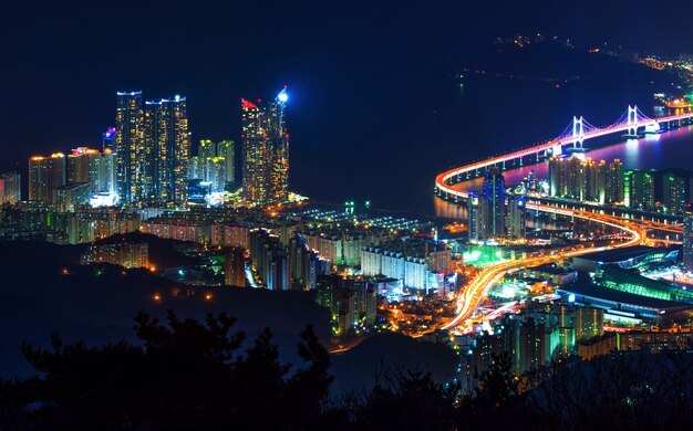 GwangAn Bridge und Haeundae in der Nacht in Busan, Korea