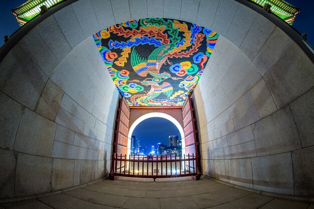 Gyeongbokgung Palast in der Nacht in Seoul, Südkorea.