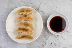 Kostenloses Foto gyoza in einer weißen schale.