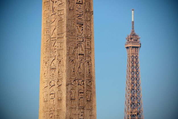 Ägyptischer Obelisk von Luxor mit Eiffelturm im Zentrum des Place de la Concorde