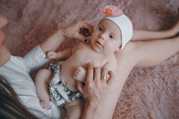 Haare hübsche baby frau sitzen