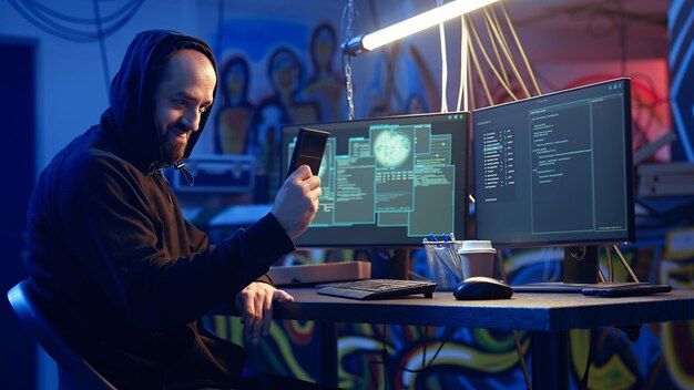 Hacker, der in einer geheimen unterirdischen Basis mit SSD-Daten ankommt