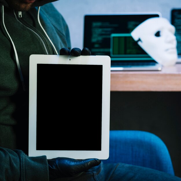 Hacker, der Tablette hält