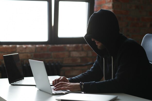 Hacker Mann auf Laptop