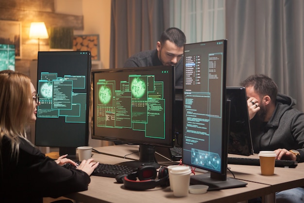Hackerin mit ihrem Team von Cyber-Terroristen, die einen gefährlichen Virus machen, um die Regierung anzugreifen.