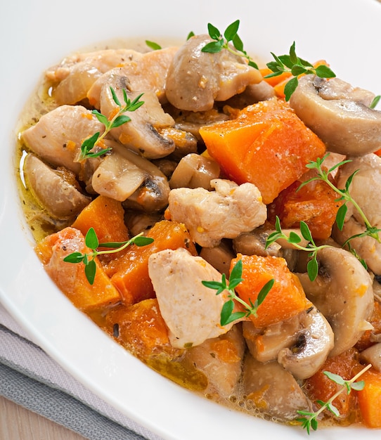 Hähnchen mit gemüse und pilzen in sahnesauce schmoren