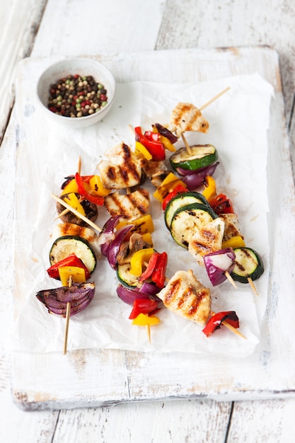 Kostenloses Foto hähnchen-spieße mit zwiebeln