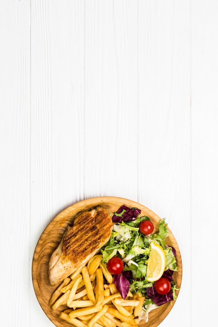 Kostenlose Foto hähnchen und pommes frites mit salat