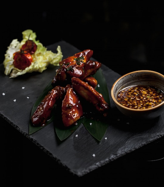 Hähnchenfilet in Teriyaki-Sauce und Blattsalat