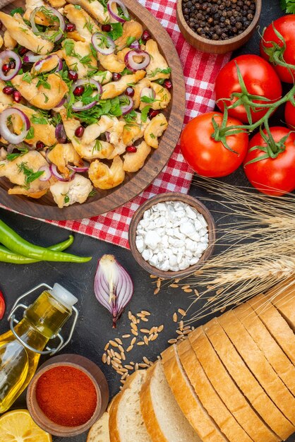 Hähnchensalat von oben mit frischem Gemüse auf dunkler Oberfläche