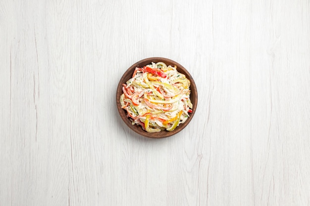 Kostenloses Foto hähnchensalat von oben mit mayyonise und geschnittenem gemüse im teller auf weißem schreibtisch frische salatfleisch-snackmahlzeit