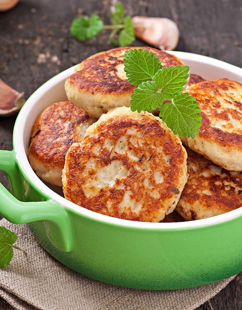 Kostenloses Foto hähnchenschnitzel mit apfel und minze