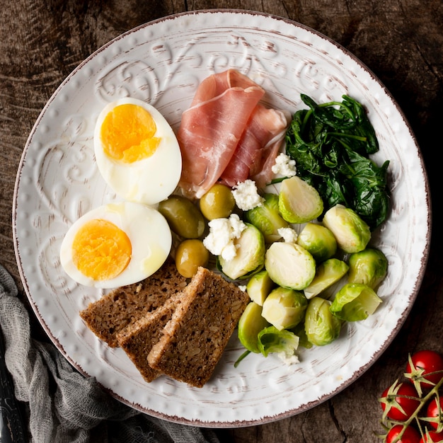 Hälften von Eiern und Gemüse mit Brot