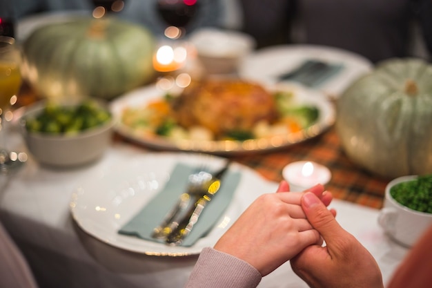 Händchen haltend nahe Tabelle mit Lebensmittel