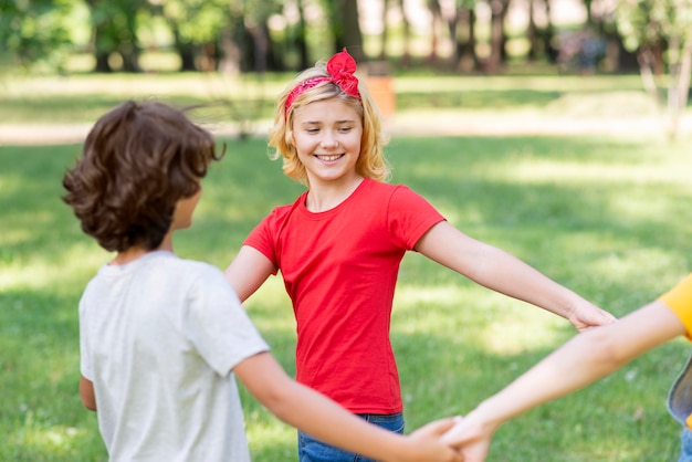 Kostenloses Foto händchenhaltende kinder beim spielen