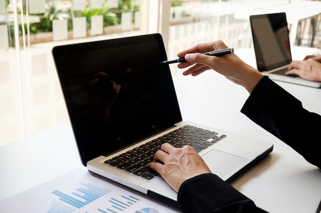 Hände Analytiker diskutieren Arbeitsplatz Beratung Diskussion