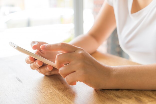 Hände berühren ein Telefon