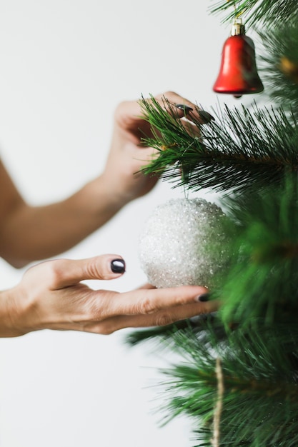 Hände berühren Weihnachtsbaum