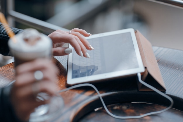 Hände der Frau, den Bildschirm eines Tablet berühren