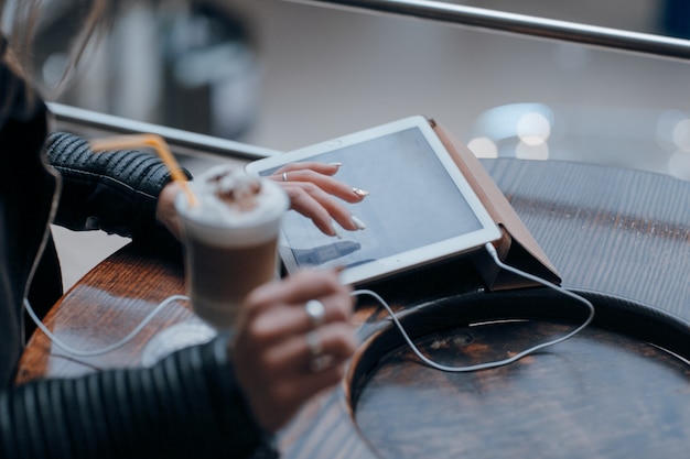 Hände der Frau, den Bildschirm eines Tablet berühren