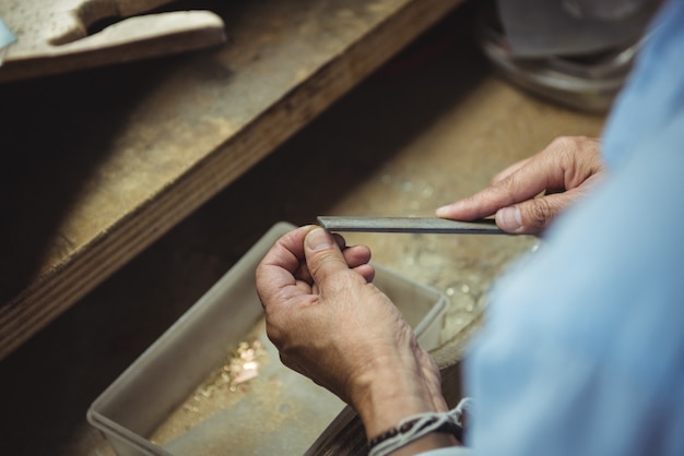 Hände der Handwerkerin mit Werkzeug