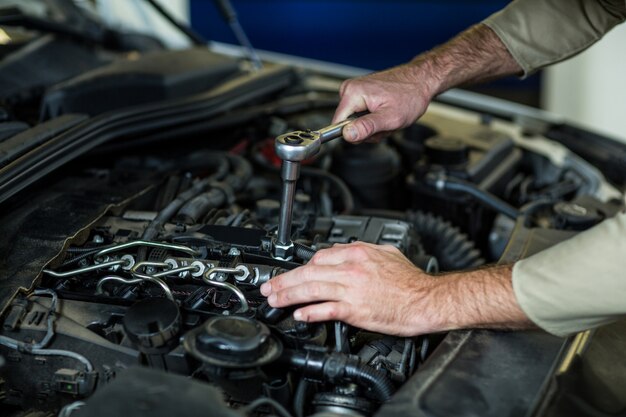 Hände der Mechaniker Wartung eines Autos