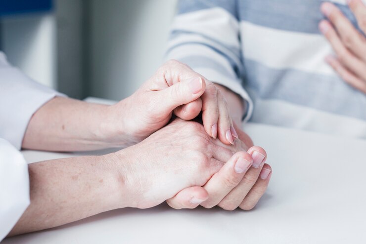 Kostenlose Foto hände des doktors, die zu einem patienten neigen