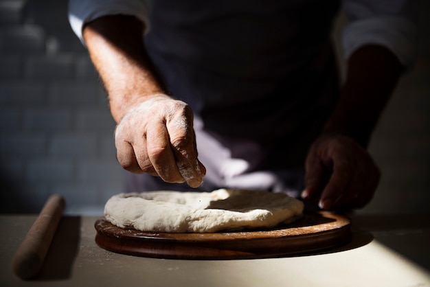 Hände, die Brot vorbereiten