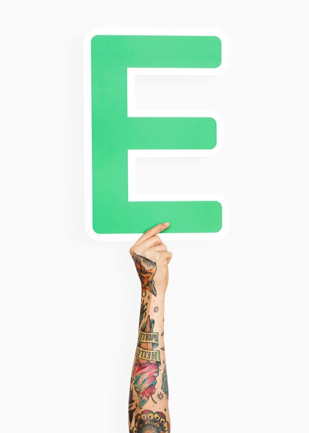 Hände, die den Buchstaben E halten