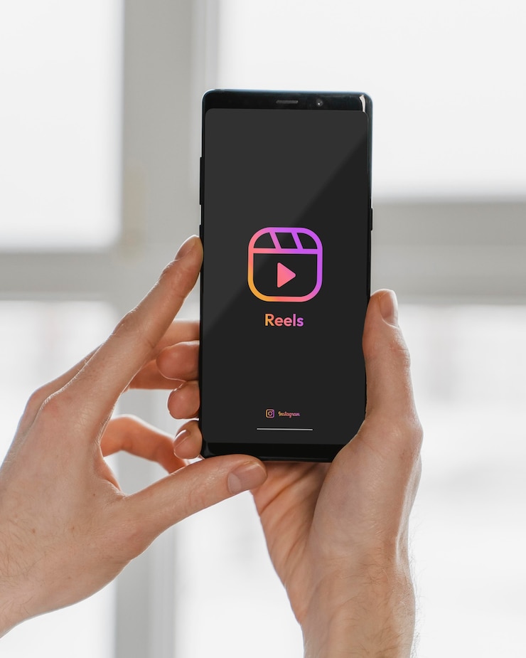 Kostenlose Foto hände, die ein smartphone halten, um rollen zu erstellen
