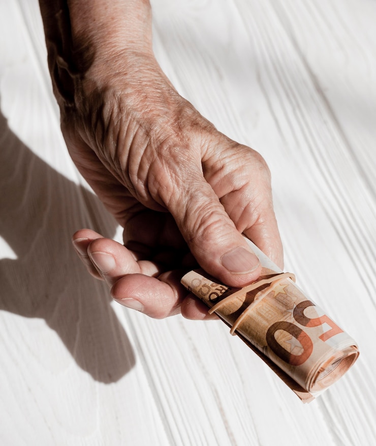 Kostenlose Foto hände, die eine banknotenrolle halten