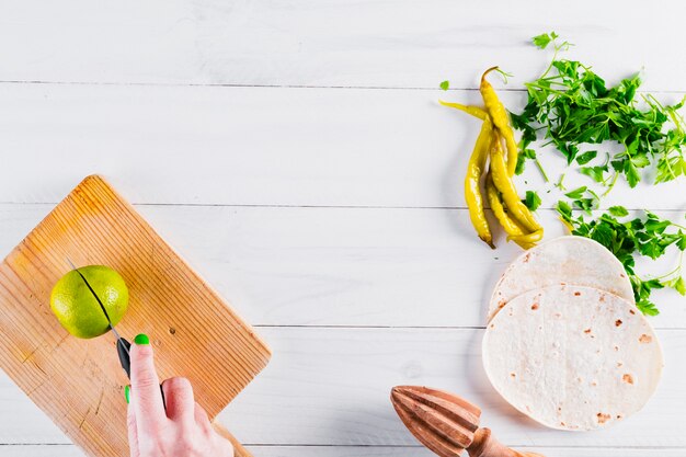 Kostenloses Foto hände, die geschmackvolles mexikanisches lebensmittel vorbereiten