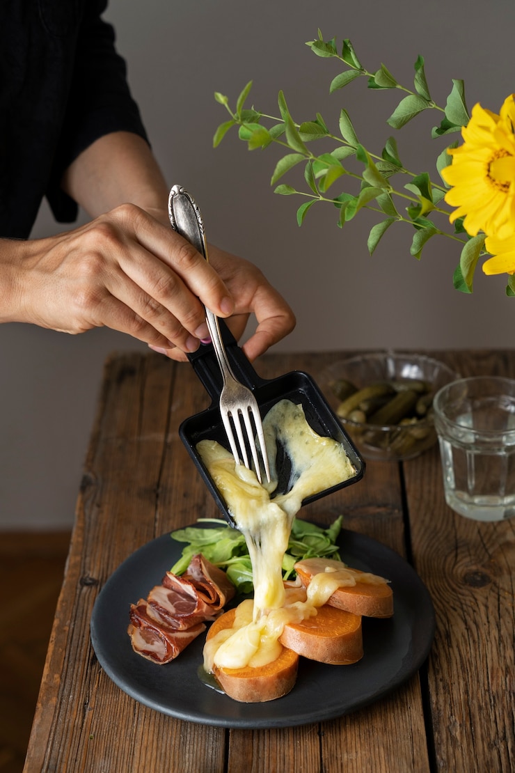 Kostenlose Foto hände, die käse auf die seitenansicht des essens legen