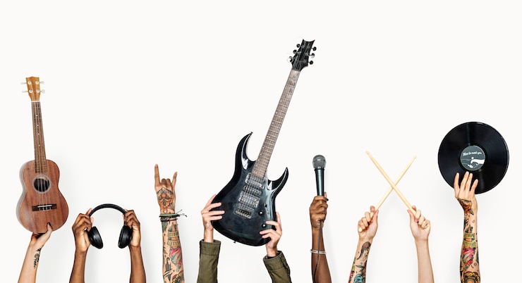 Kostenlose Foto hände, die musikinstrumente halten