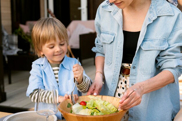 Hände, die Salat hautnah zubereiten