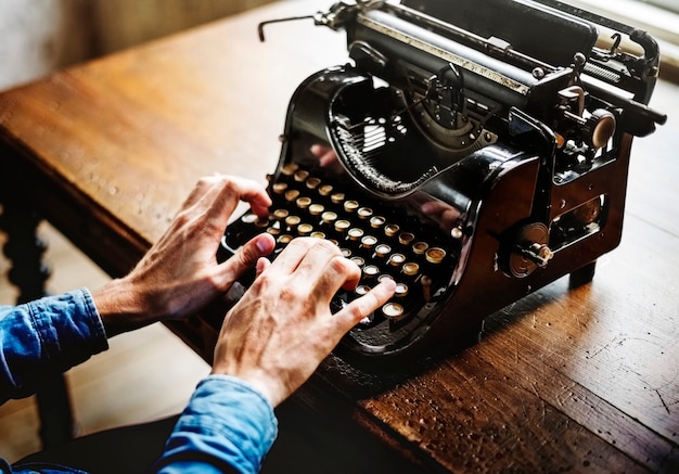 Hände, die Schreibmaschinen-alte Retro- klassische Tastatur schreiben